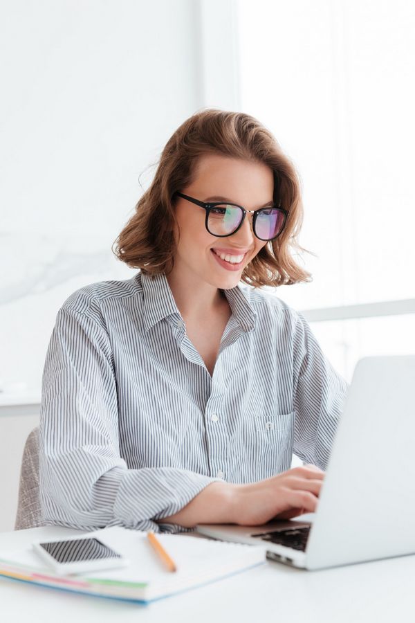 Mulher Cadastrando Empresa no Google