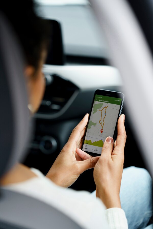 Mulher buscando rota para chegar ao seu negócio